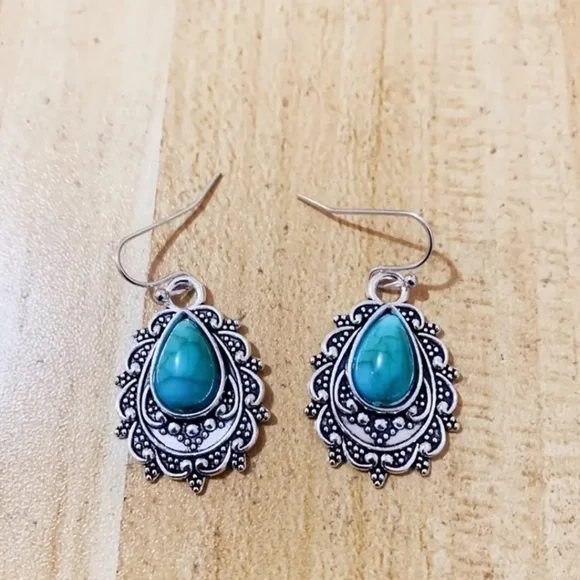 Nwt Drop Turquoise faux Dangle Earrings - Picture 5 of 6